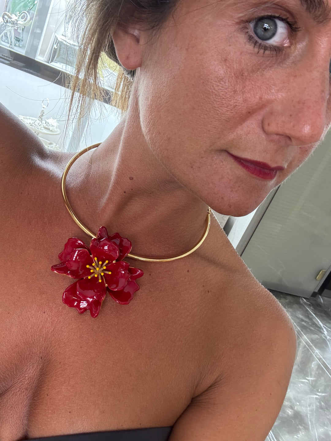 Federica Rossi Bloemen choker ketting 8 bloemblaadjes brons PVD afwerking 18kt geel goud rood email FR.CO.29
