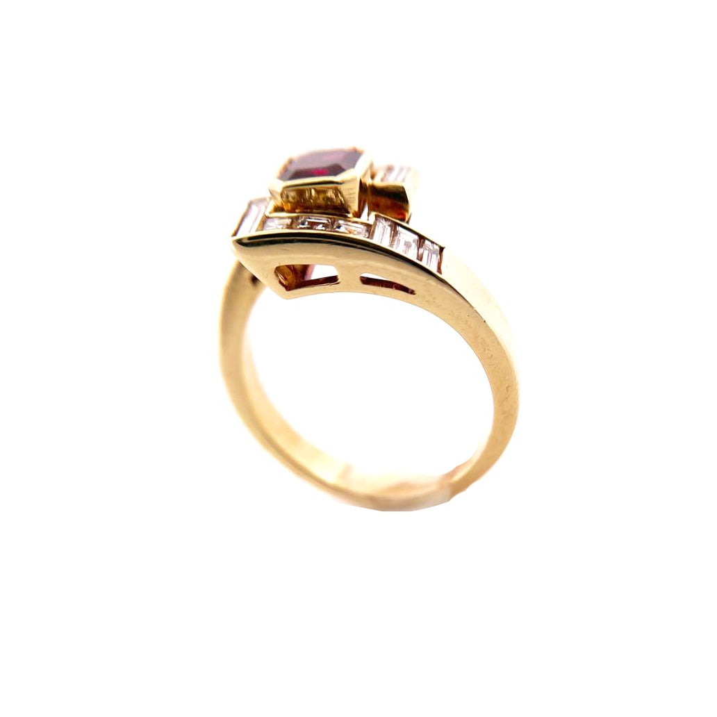 18kt yellow gold ring with 1,25ct Thai Ruby and Baguette Princess cut diamonds