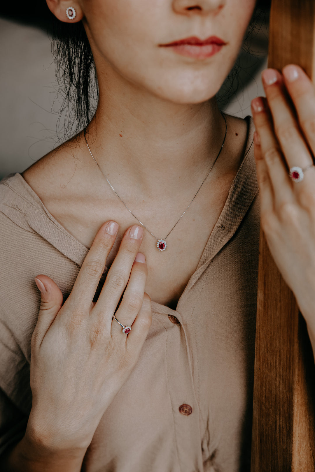 Comete-ring in goud, diamanten en ovale robijn ANB 2570