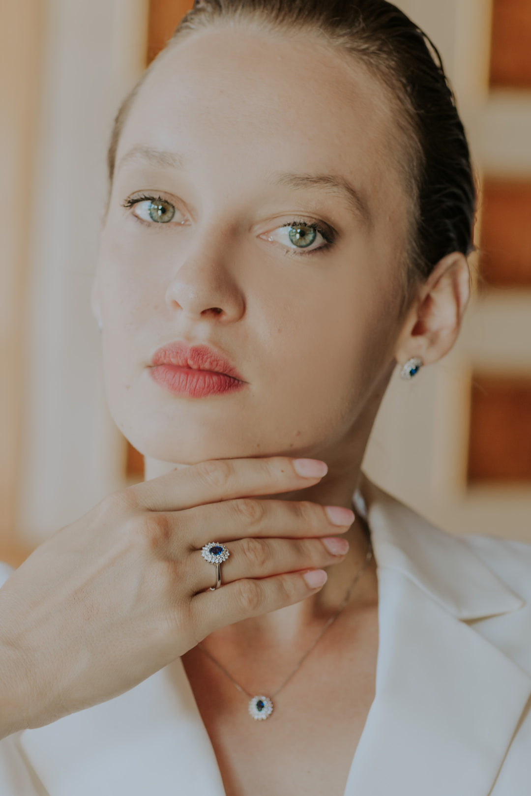Comete gouden ring met diamanten en ovale blauwe saffier ANB2621