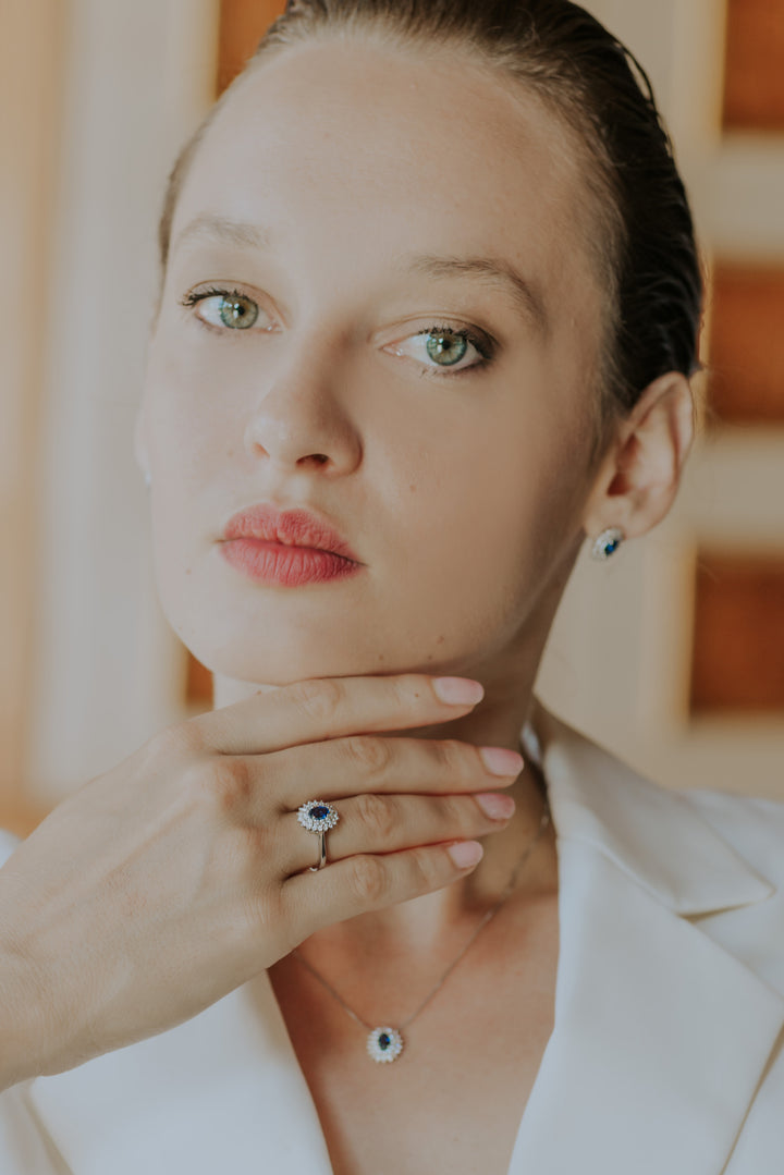 Comete gouden ring met diamanten en ovale blauwe saffier ANB2621