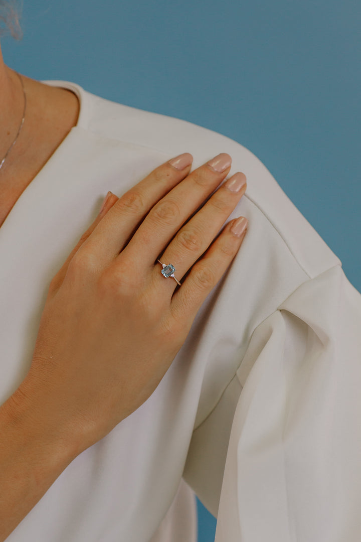 Comete Gold Ring with Diamonds and Oval Aquamarine ANQ291