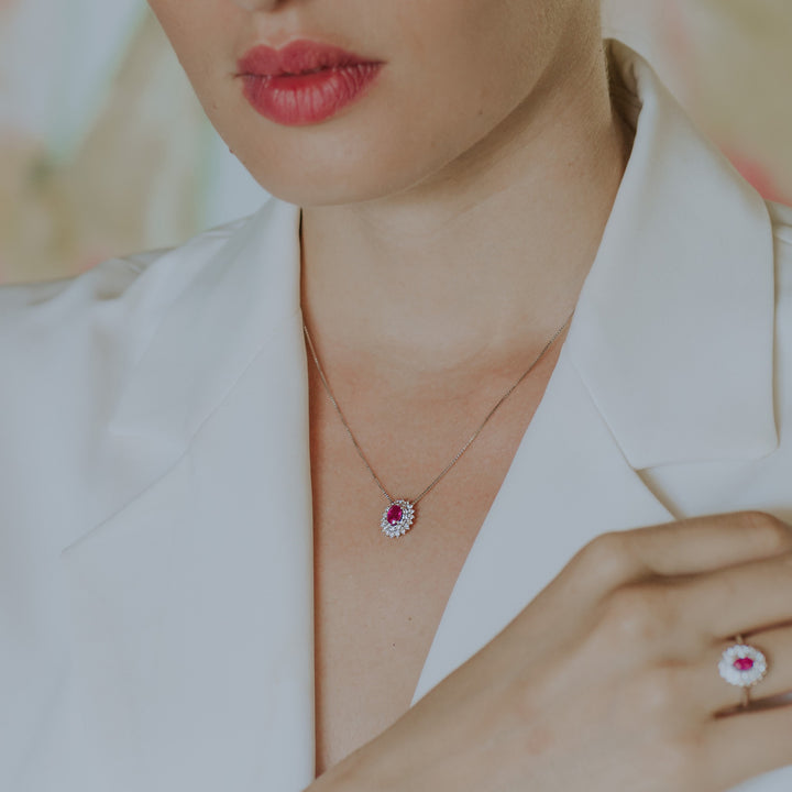 Comete ketting in goud, diamanten en ovale robijn GLB1602