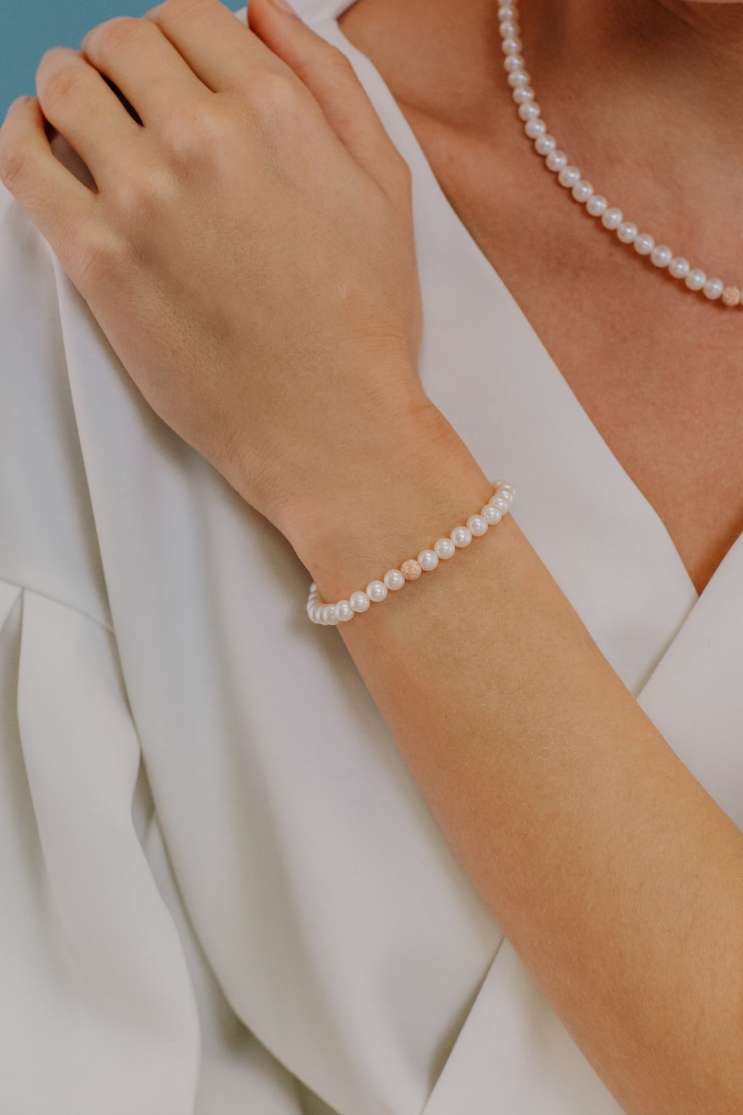 Comete-Armband mit Süßwasserperlen und Kugel in Roségold BRQ294