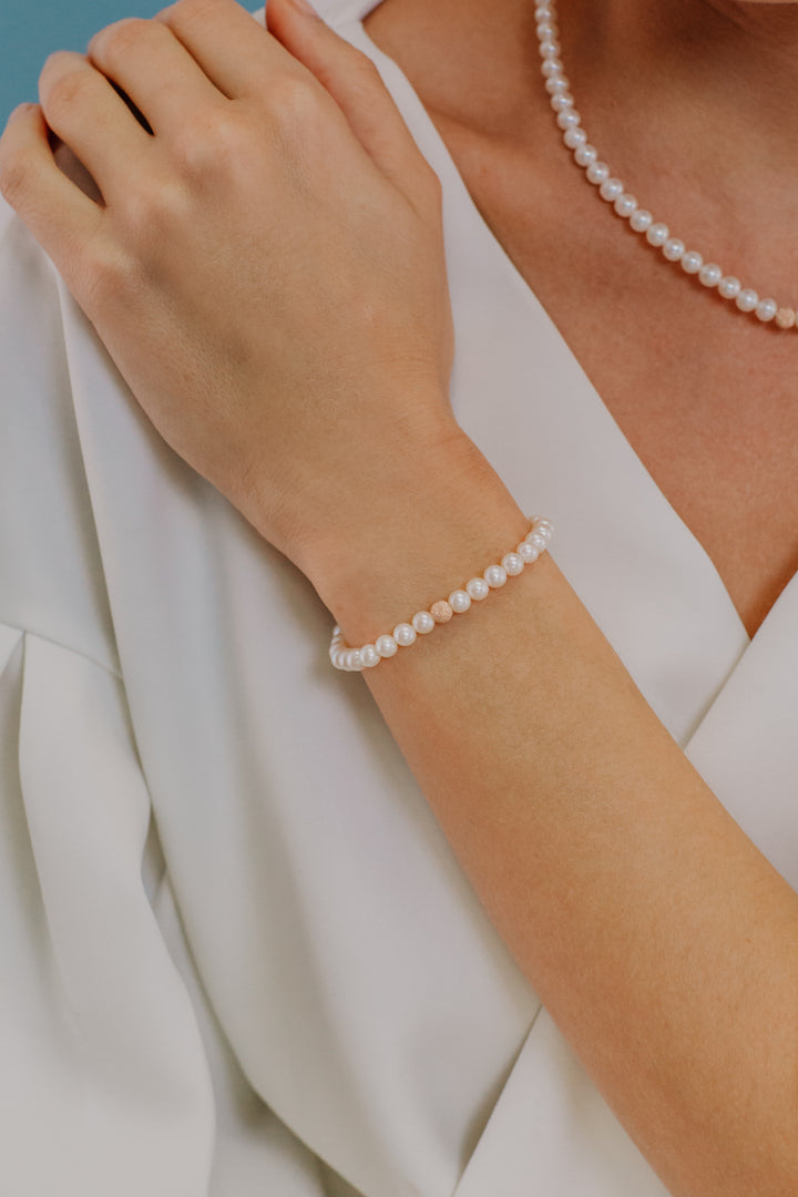 Comete-Armband mit Süßwasserperlen und Kugel in Roségold BRQ294