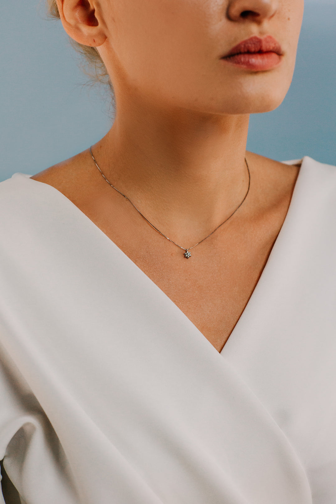 Comets Flower necklace in rose gold with diamonds GLB775