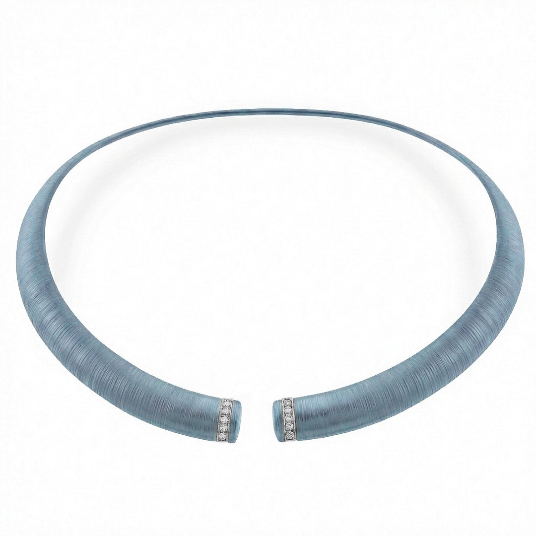 Golay-choker van getextureerd lichtblauw titanium met 18k witgouden elementen, bezet met diamanten, middelgrote maat GD013O4DIAZTX_M