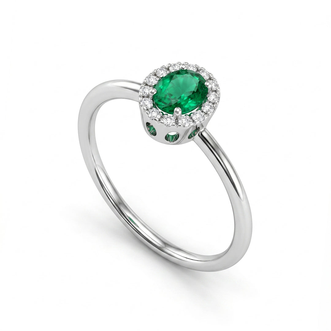 Mikiko, ein 18 Karat ovaler Smaragd 5x4 mit Diamantkontur und glattem Schaft MA5234O4BE