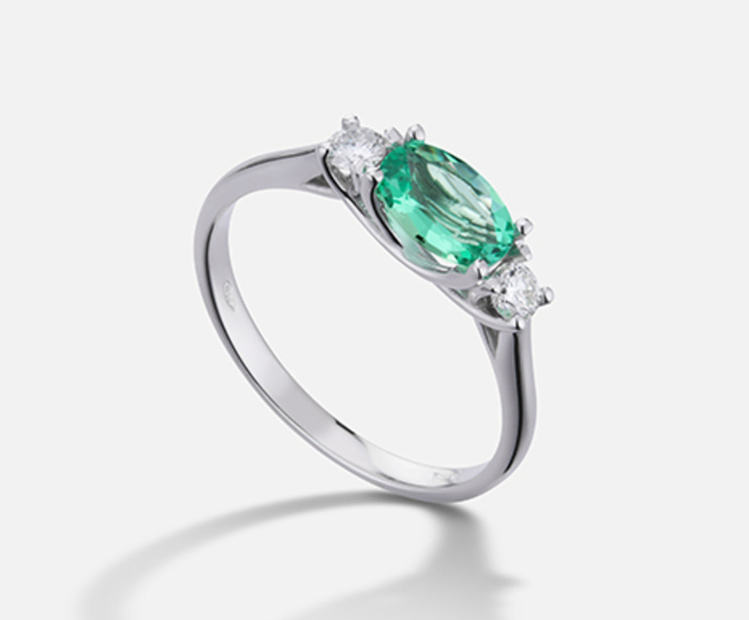 Mikiko een 18k smaragd n. ovaal 7x5 ct. 0,69 diam. ct. 0,16MA5113O4SMN069