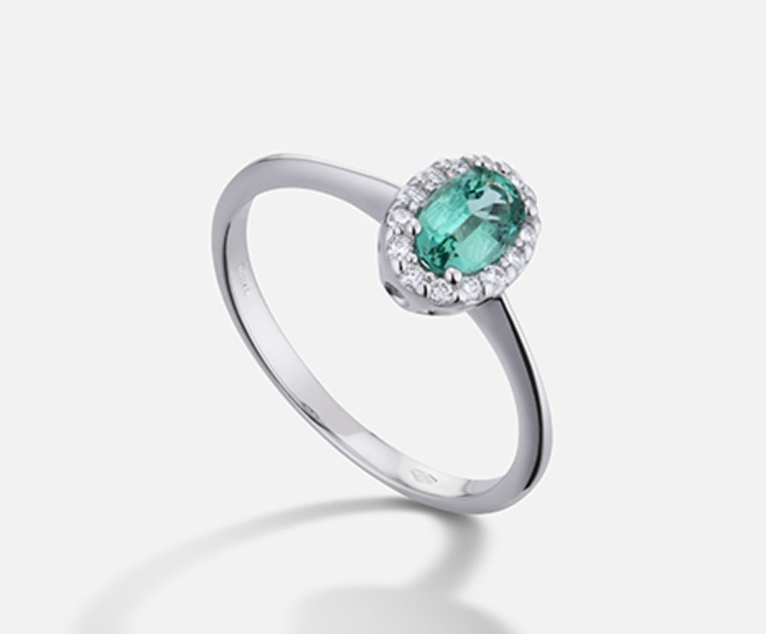 Mikiko een 18k smaragd n. ovaal 6x4 ct.0,35 dia ct.0,09 MA5115O4SMN035