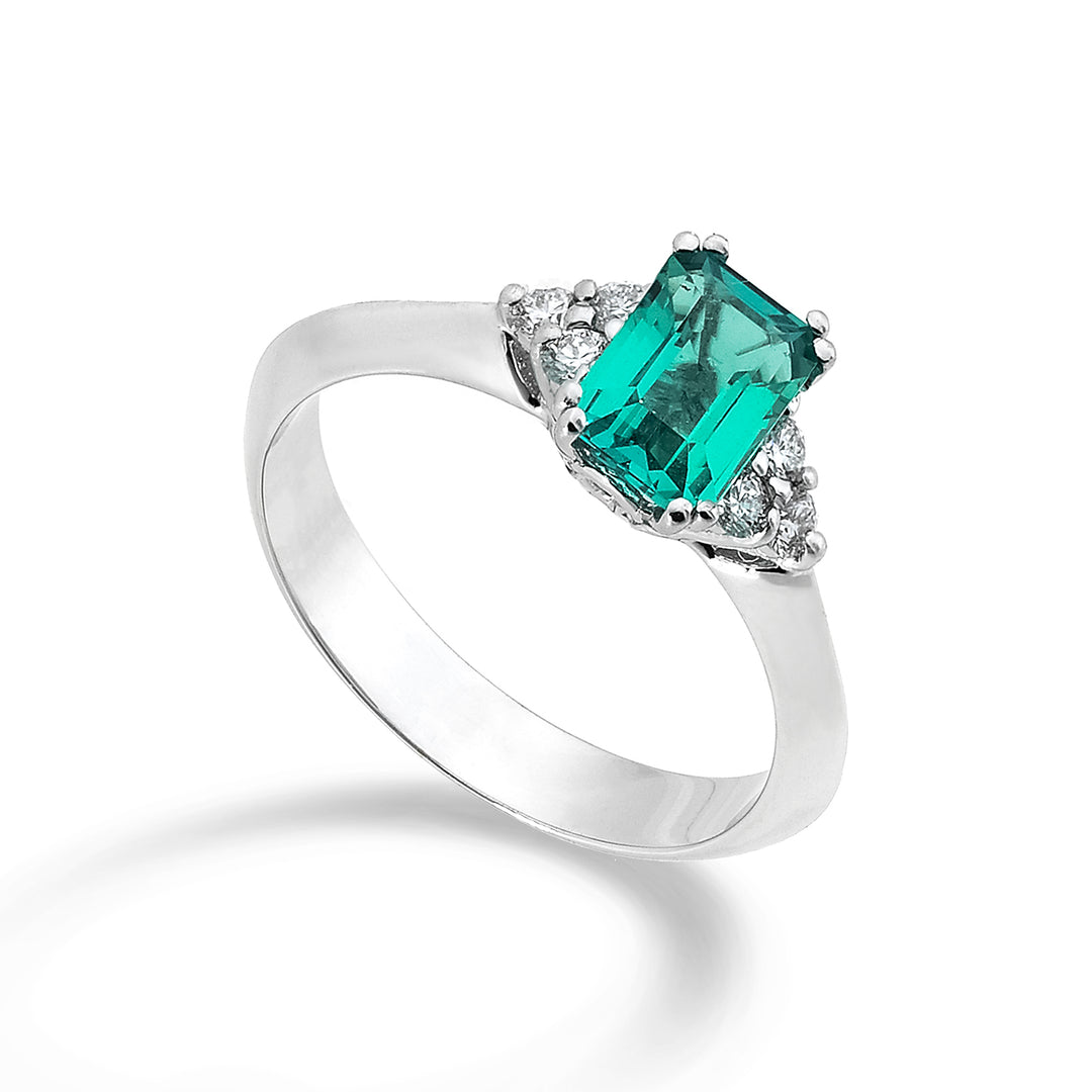 Mikiko een 18k smaragd n. okt 7x5 ct. 0,83 diameter.0,12 MACL113SMN57O4.0.83