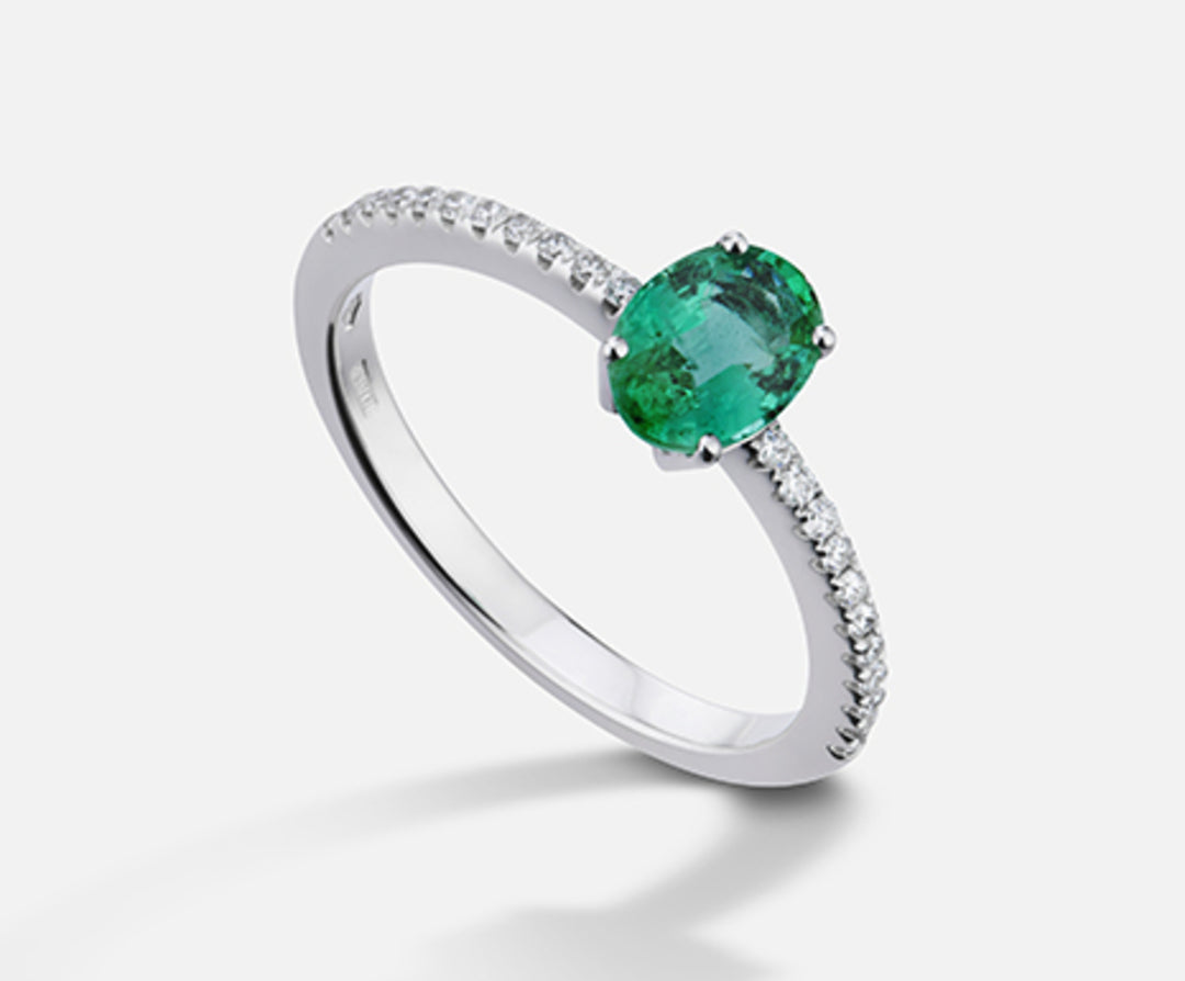 Mikiko een 18k smaragd n. ovaal 7x5 ct.0,68 diam. ct.0,13 MA5104O4SMN068