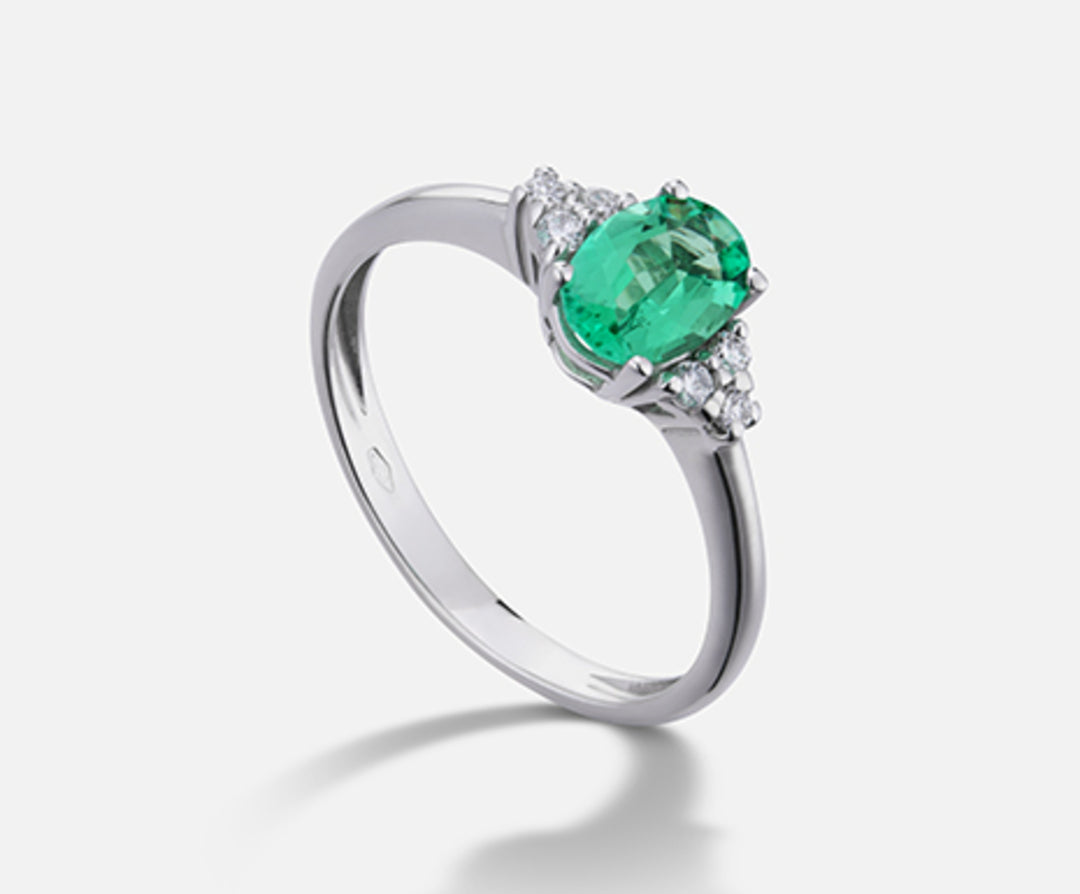 Mikiko een 18k smaragd n. ovaal 7x5 ct. 0,69 diam. ct. 0,09 MA5112O4SMN069