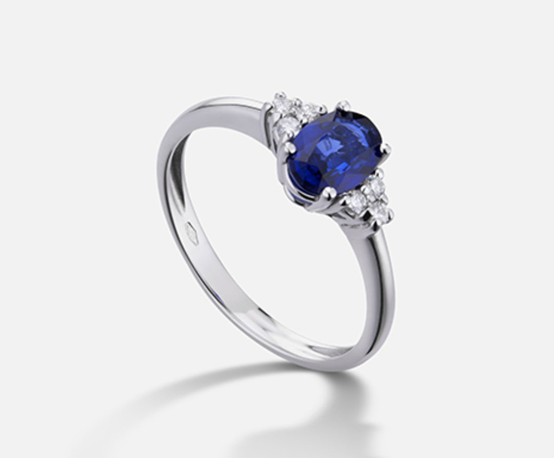 Mikiko, ein ovaler Saphir aus 18 Karat, 7x5 ct.0,80 dia ct.0,09 MA5112O4ZFD