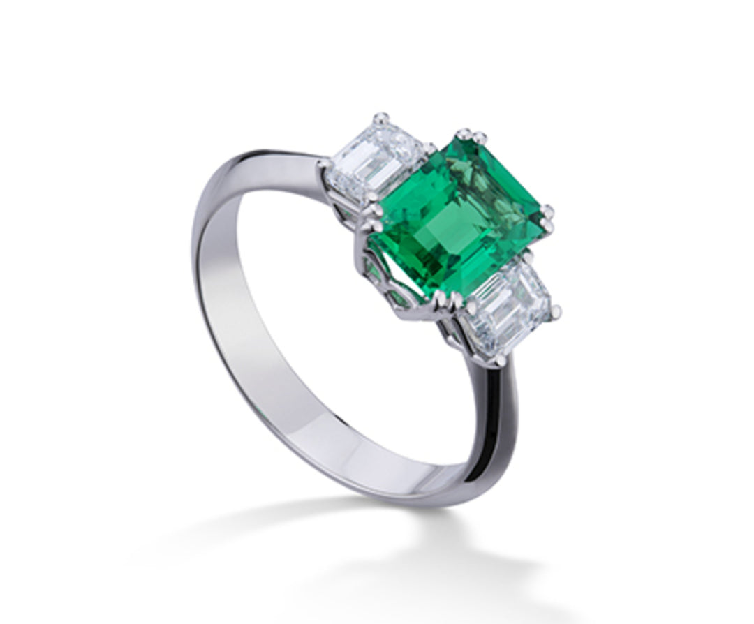 X-Diamond, ein 18-karätiger Trilogie-Smaragd im Labor, achteckig, 7 x 5 ct. 0,99 Diamantengröße. Smaragd Gesamtct. 0,51 LXDACL092SME57O4