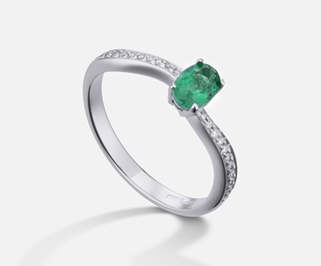Mikiko, ein 18 Karat ovaler Smaragd mit 6 x 4 ct. 0,30 Durchm. 0,10 ct MA5108O4BE