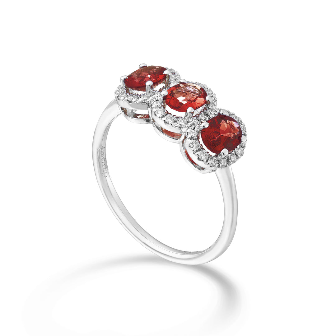 Mikiko een 18k robijntrilogie nat. ovaal 5x4 ct. 1,20 diam. ct.0,21 MA5194O4RUN54