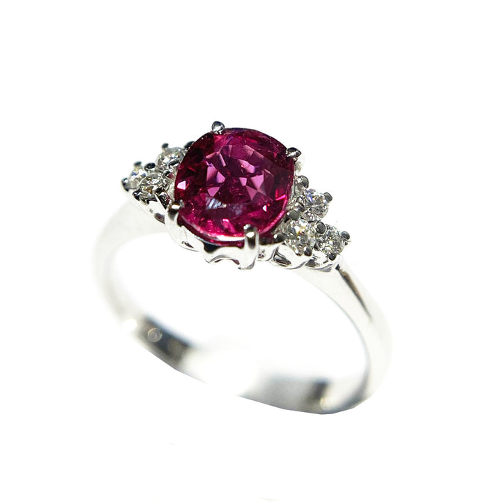 18kt white gold ring with 1.23ct ruby and diamonds